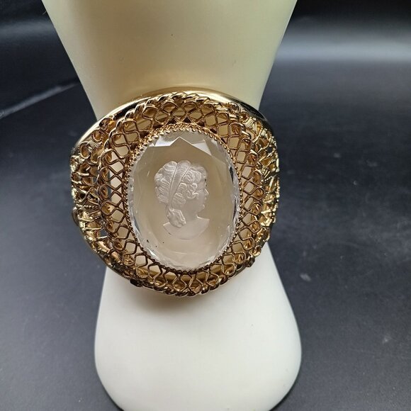 Vintage Whiting & Davis Intaglio Glass Cameo Parure, Gold Filigree Clamper - Picture 6 of 12